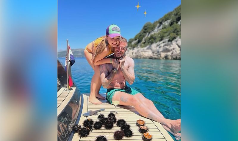 Victoria Beckham tampak mengunggah beberapa potret momen liburannya bersama sang suami, David Beckham dan putri mereka Harper.