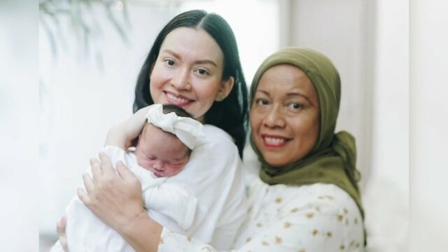 Karina Nadila memperlihatkan kekompakannya dengan ibu dan putrinya melalui sebuah unggahan. Ketiganya ternyata sama-sama anak pertama.