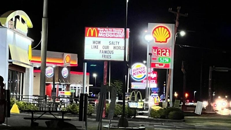 Persaingan bisnis lokal pecah, ketika McDonald's menantang tetangganya Dairy Queen. Mereka saling adu plang nama untuk menggaet pembeli.