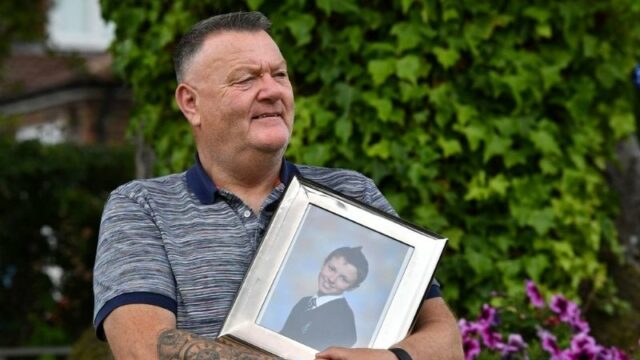 Mark King kehilangan putranya karena serangan jantung pada tahun 2011 lalu di sekolah. Sejak itu ia secara pribadi mengirimkan 6.000 defibrillator ke sekolah-sekolah di Merseyside.