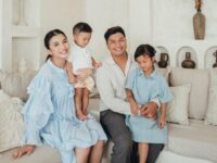 Nastusha Olivia Alinskie harus mengenakan kacamata untuk proses belajar di sekolah karena mengidap penyakit mata plus atau rabun dekat.