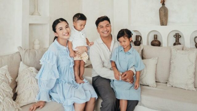 Nastusha Olivia Alinskie harus mengenakan kacamata untuk proses belajar di sekolah karena mengidap penyakit mata plus atau rabun dekat.