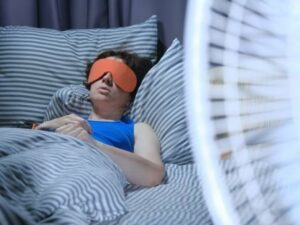 Inggris saat ini sedang memasuki musim panas. Biaya listrik yang mahal menjadi kendala untuk menghidupkan kipas angin sepanjang malam.