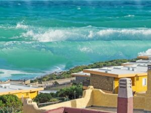Gelombang tinggi di pantai selatan Hawaii melabrak sejumlah rumah dan toko serta memporak-porandakan pesta pernikahan di akhir pekan.