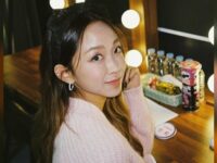 Dita Karang, member grup Secret Number dipercaya untuk menyambut kedatangan presiden Joko Widodo dan Ibu Iriana di Seoul, Korea Selatan.