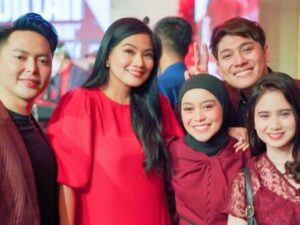 Titi Kamal dan sejumlah pemain film “Makmum” bertemu di acara ulang tahun Rizky Billar. Ia membagikan momen tersebut di akun Intagramnya.