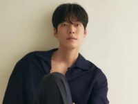 Kim Woo Bin menceritakan kesan pertamanya saat syuting film perdana “Alienoid” dan beberapa karya lainnya usai kembali ke dunia hiburan.