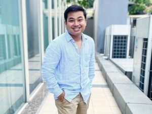 Arif Alfiansyah, komika yang berhasil mengocok perut banyak orang karena aksinya mengcover lagu “Tak Ingin Usai” dengan nada sumbang.