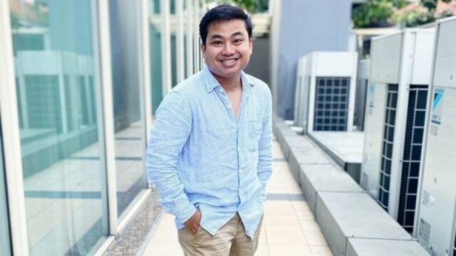 Arif Alfiansyah, komika yang berhasil mengocok perut banyak orang karena aksinya mengcover lagu “Tak Ingin Usai” dengan nada sumbang.