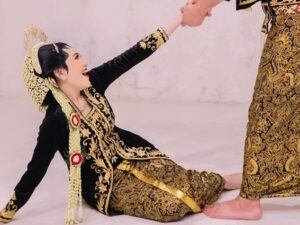 Via Vallen dan Chevra Yolandi diketahui akan segera menikah pada 15 Juli 2022 nanti dan acara pernikahannya akan ditayangkan secara live di televisi.