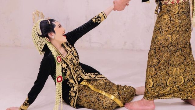 Via Vallen dan Chevra Yolandi diketahui akan segera menikah pada 15 Juli 2022 nanti dan acara pernikahannya akan ditayangkan secara live di televisi.