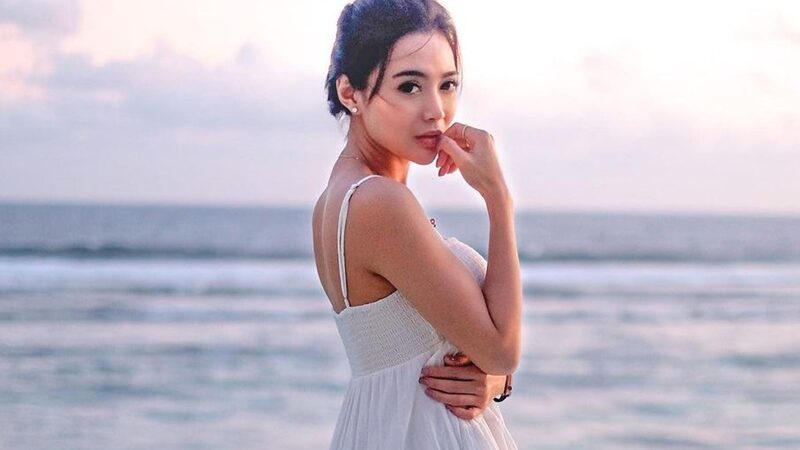 Wika Salim yang dikenal seksi tengah berpose di tepi pantai saat cuaca sedang terik sehingga menambah keseksian dirinya di mata para penggemarnya.