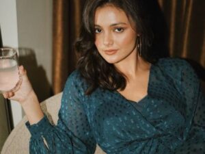 Amanda Rawles kali ini mendapat pujian jika sorot mata tajam milikinya dinilai sangat cantik sekaligus seksi. Netizen sampai gak kedip.