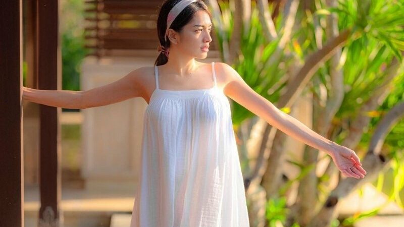 Angel Karamoy kenakan gaun putih menerawang buat banyak netizen tak bisa berhenti ngezoom. Cantiknya disebut mirip bidadari.