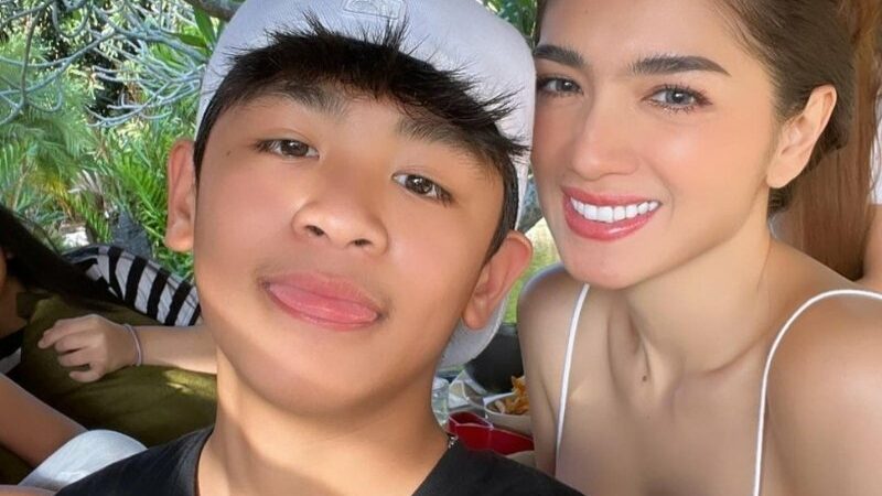 Angel Karamoy kenakan tanktop putih terbuka saat berfoto bareng anaknya, netizen merasajika emaknya lebih menarik untuk dilihat.