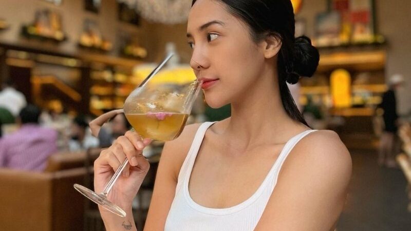 Anya Geraldine pose candid dengan minuman saat kunjungi sebuah kafe dengan mengenakan tanktop, netizen malah salfok dengan tato miliknya.