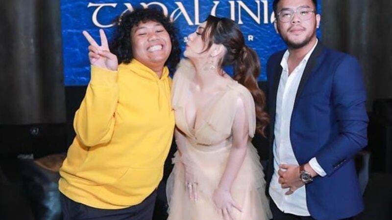 Celine Evangelista blak-blakan mengungkapkan rasa sayangnya pada komedian Marshel Widianto, ia bahkan mengaku sudah saling terbuka satu sama lain.