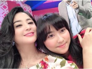 Dewi Perssik belum lama ini berbahagia dengan pernikahan sepupunya, Lebby Wilayati yang akhirnya dipersunting oleh pria yang ia cintai.