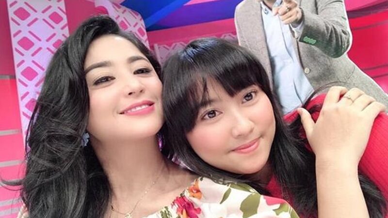 Dewi Perssik belum lama ini berbahagia dengan pernikahan sepupunya, Lebby Wilayati yang akhirnya dipersunting oleh pria yang ia cintai.