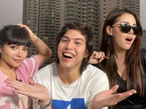 Berhasil bikin netizen gempar sekaligus merasa iri, El Rumi diapit oleh dua wanita cantik dan seksi pemersatu bangsa.