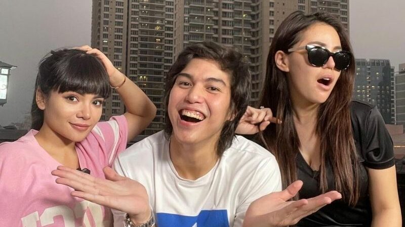 Berhasil bikin netizen gempar sekaligus merasa iri, El Rumi diapit oleh dua wanita cantik dan seksi pemersatu bangsa.