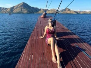 Dinar Candy dan Safa Marwah liburan bareng ke Labuan Bajo, netizen kaget lihat penampilan seksi dari kedua DJ cantik tersebut.