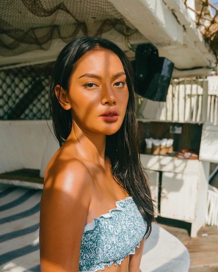 Kulit Eksotis dan Tato di Bawah Ketiak Erika Carlina Bikin Pria Gagal Fokus 4 Warna kulit eksotis Erika Carlina menjadi sorotan para lelaki di media. Banyak netizen yang kagum dan sebut ia incaran cowok bule.