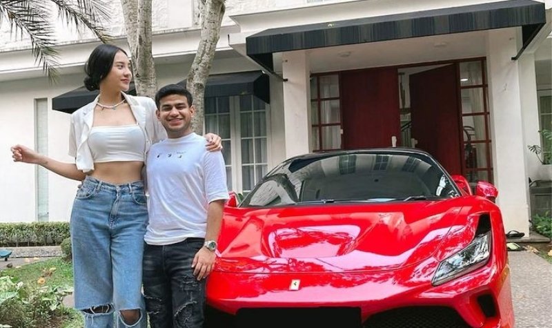 Fadil Jaidi pamer kesuksesan karir, sebut telah bangun rumah dan beli mobil mewah, serta dapat seorang wanita cantik sebagai istri.