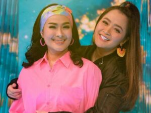 Iis Dahlia saking sayangnya pada teman, sampai perlakukan Vega Darwanti yang merupakan rekan kerjanya layaknya anak sendiri.