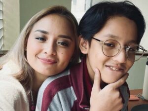 Joanna Alexandra jalan-jalan bareng anak, netizen dibuat salfok dengan wajah anak laki-lakinya mirip dengan mendiang suaminya.