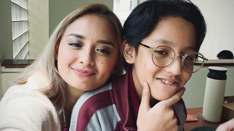 Joanna Alexandra jalan-jalan bareng anak, netizen dibuat salfok dengan wajah anak laki-lakinya mirip dengan mendiang suaminya.