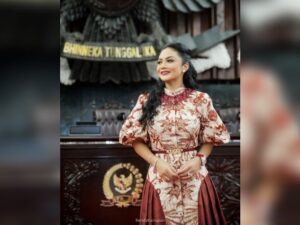Krisdayanti ungkap rasa bangganya memakai warisan nusantara, salah satunya berupa batik tulis. Serta mengajak netizen melestarikan budaya.