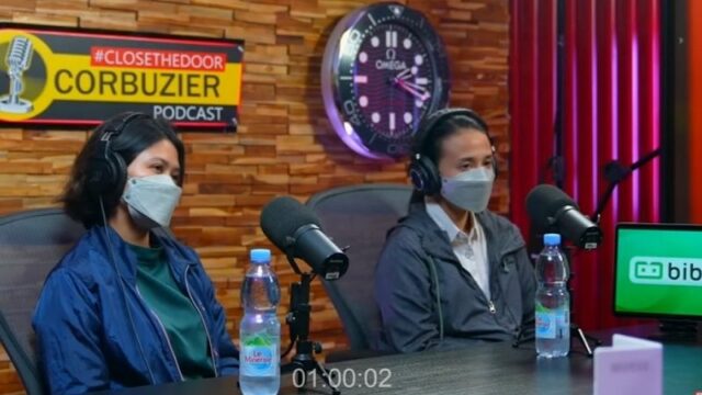 Dua korban motivator Julianto Eka Putra berbicara dengan tak kuasa menahan tangis dalam tayangan youtube Deddy Corbuzier.