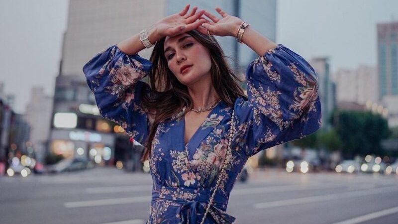 Luna Maya unggah foto jalan-jalan saat berada di Korea kembali banjir pujian oleh netizen. Terutama terkait gaya modis yang disukai netizen.