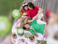 Nana Mirdad turuti keinginan dua anaknya untuk bermain salju walau telah masuk musim panas, netizen menyebutnya sebagai keluarga idaman.