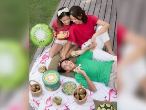 Nana Mirdad turuti keinginan dua anaknya untuk bermain salju walau telah masuk musim panas, netizen menyebutnya sebagai keluarga idaman.