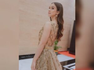 Nasya Marcella dipuji miliki kadar kecantikan berlebih hingga kelewatan saat kenakan sebuah gaun warna keemasan.