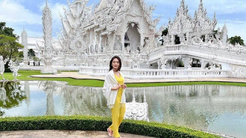 Natasha Wilona unggah foto liburan di Thailand, malah dipuji miliki vibe seperti seorang ibu negara oleh banyak netizen.