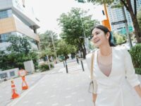 Naysilla Mirdad yang terkenal kalem dan ramah, kali ini tampil berani dengan gaun terbuka. Intip berbagai potret cantiknya.