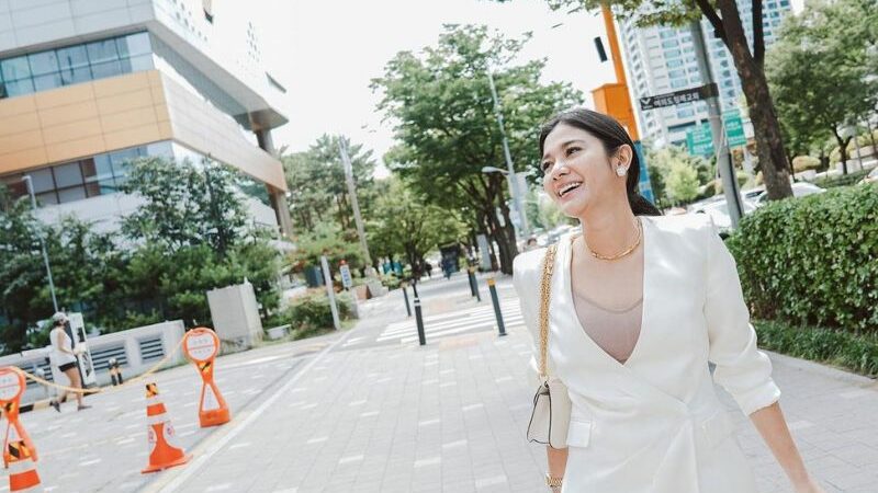 Naysilla Mirdad yang terkenal kalem dan ramah, kali ini tampil berani dengan gaun terbuka. Intip berbagai potret cantiknya.