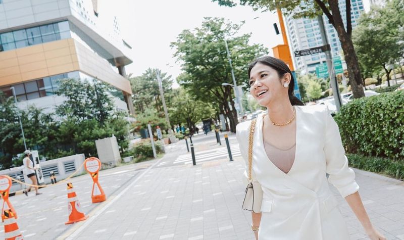 Naysilla Mirdad yang terkenal kalem dan ramah, kali ini tampil berani dengan gaun terbuka. Intip berbagai potret cantiknya.