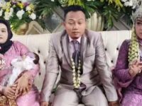 Seorang istri terlihat sangat sabar ketika suaminya bersanding dengan wanita lain di saat dirinya sedang memiliki bayi dan duduk di pelaminan.