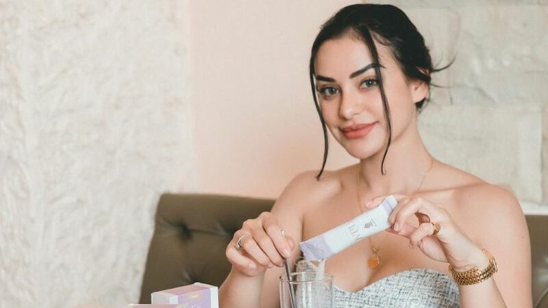 Nora Alexandra dipuji mirip Mia Khalifa karena penampilan dirinya yang semakin terlihat bersinar saat promosikan produk kecantikan.