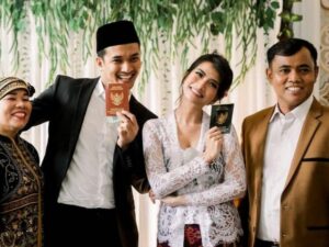 Dewi Zuhriati atau Oma Gala, tulis pesan menyentuh jika sang cucu akan segera bertambah usia. Netizen sedih karena teringat kedua almarhum.