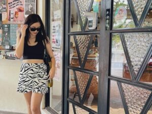 Ranty Maria dipuji sangat kece dalam hal OOTD saat hendak minum kopi di salah satu café. Netizen sampai gak kedip.