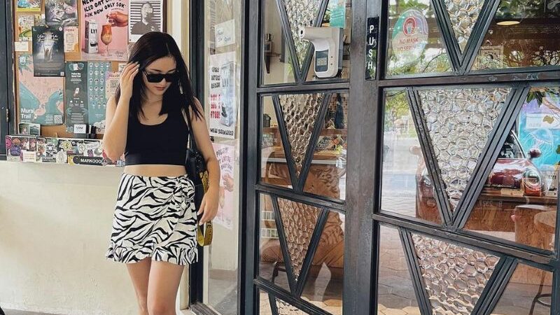 Ranty Maria dipuji sangat kece dalam hal OOTD saat hendak minum kopi di salah satu café. Netizen sampai gak kedip.