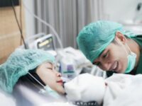 Oki Setiana Dewi ungkap rasa bahagia sekaligus sedih karena tidak bisa menemani Ria Ricis melahirkan anak pertamanya.