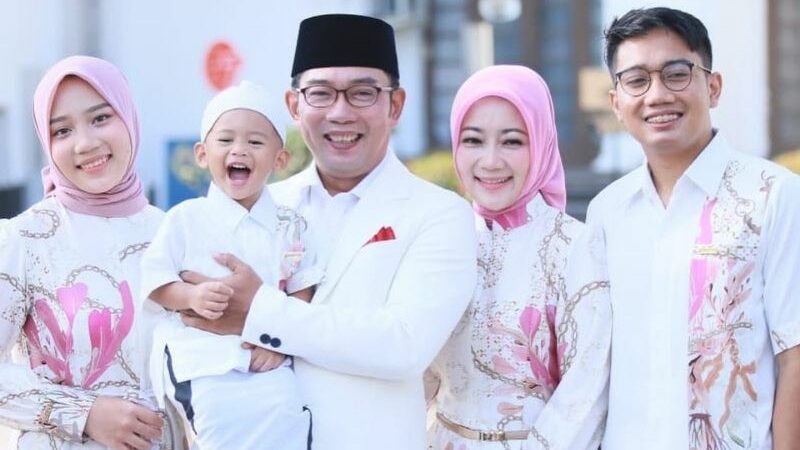 Ridwan Kamil ajak keluarga kecilnya untuk jalani ibadah haji, sekaligus lakukan badal haji untuk Eril buat banyak netizen merasa haru.