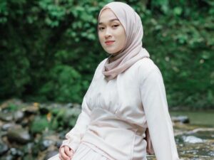 Ririe Fairuz kembali bahas tentang mantan. Netizen menduga jika dirinya masih belum mpv on sekaligus kangen terhadap mantannya.