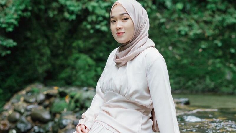 Ririe Fairuz kembali bahas tentang mantan. Netizen menduga jika dirinya masih belum mpv on sekaligus kangen terhadap mantannya.